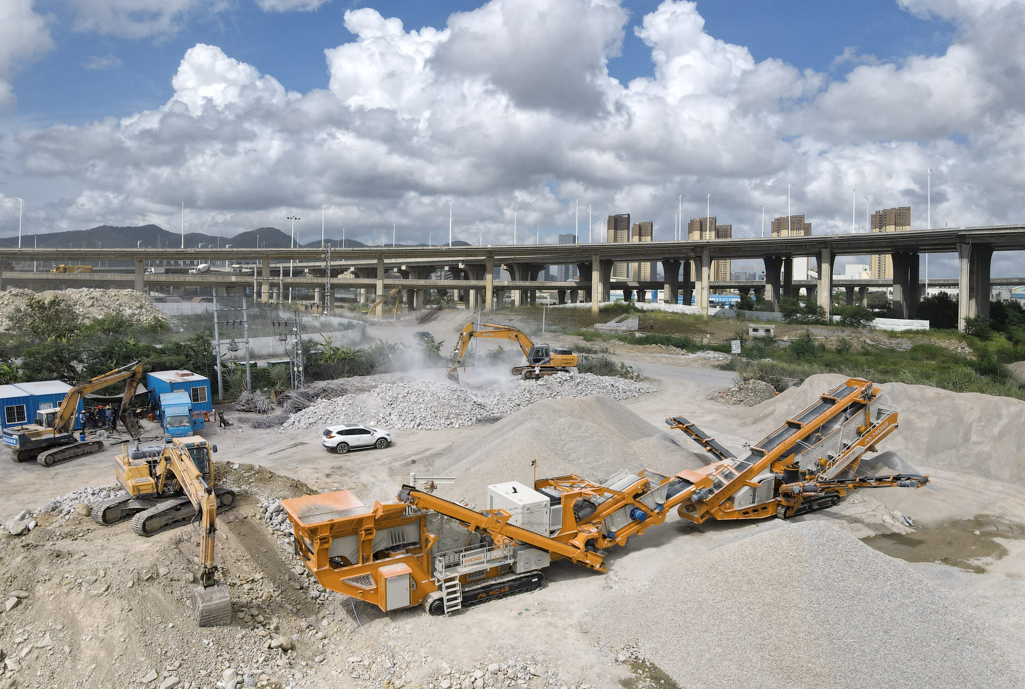 Infrastructure Projects - MIDAS MI260R crusher processing concrete and bridge cutting blocks